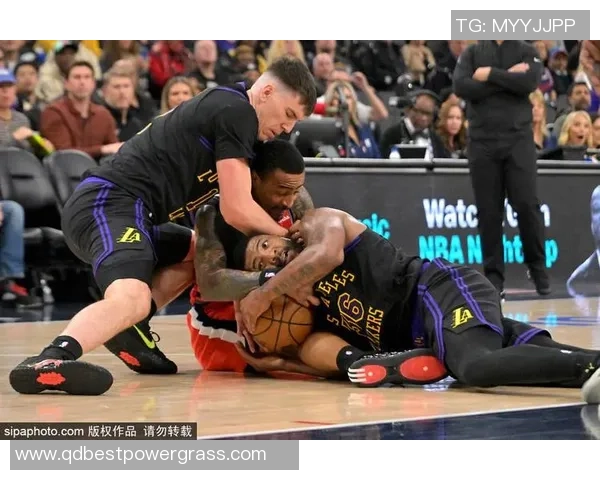 笑喷！快船球迷昨日高喊“FBI”搅扰开拓者 湖人则喊“比卢普斯”